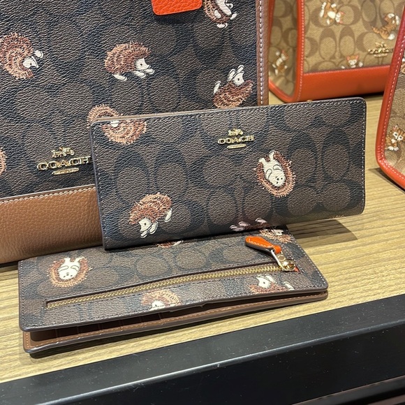Coach Slim Wallet In Signature Canvas With Hedgehog Print
Gold/Brown Black Multi - Picture 11 of 16